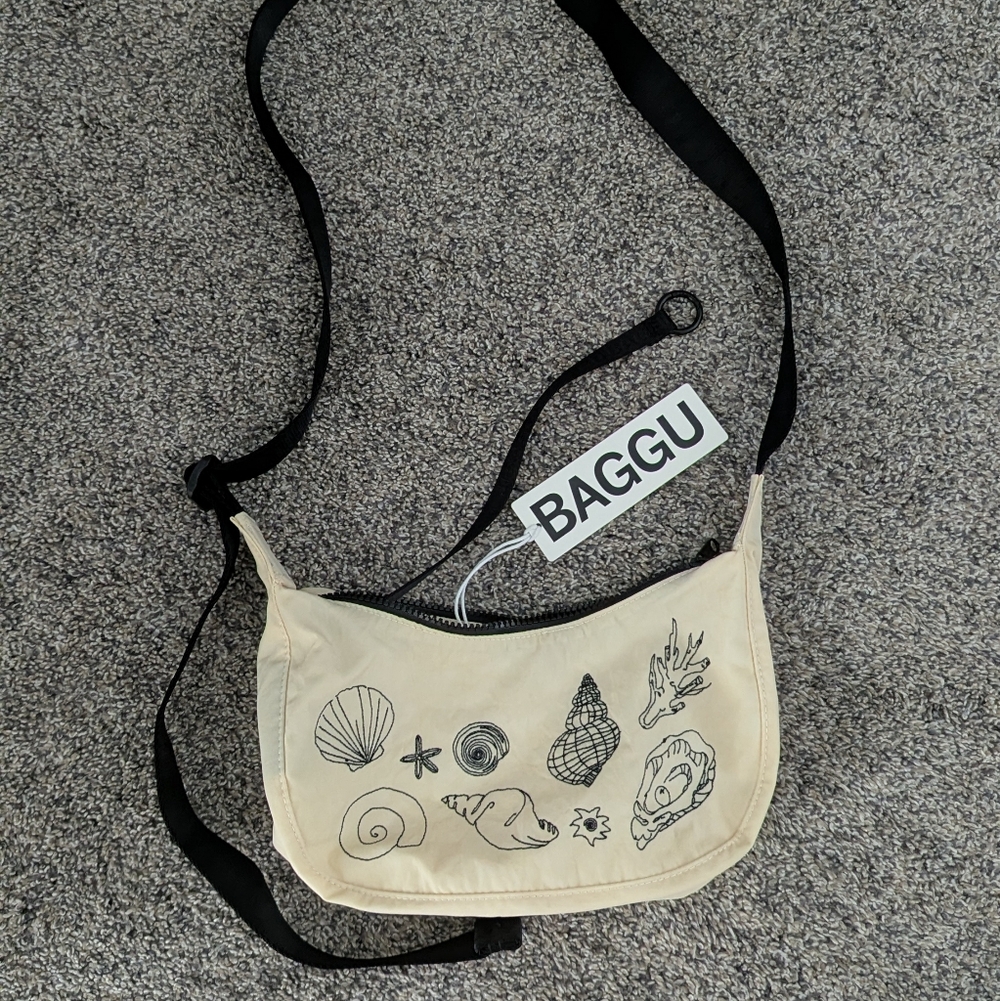 BAGGU NWT Small Crescent Embroidered Shells